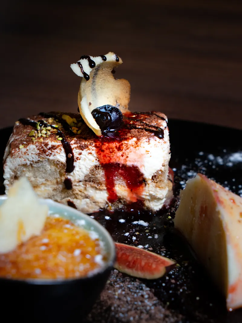 Hausgemachtes Tiramisu mit Fruchtsoße und Feige