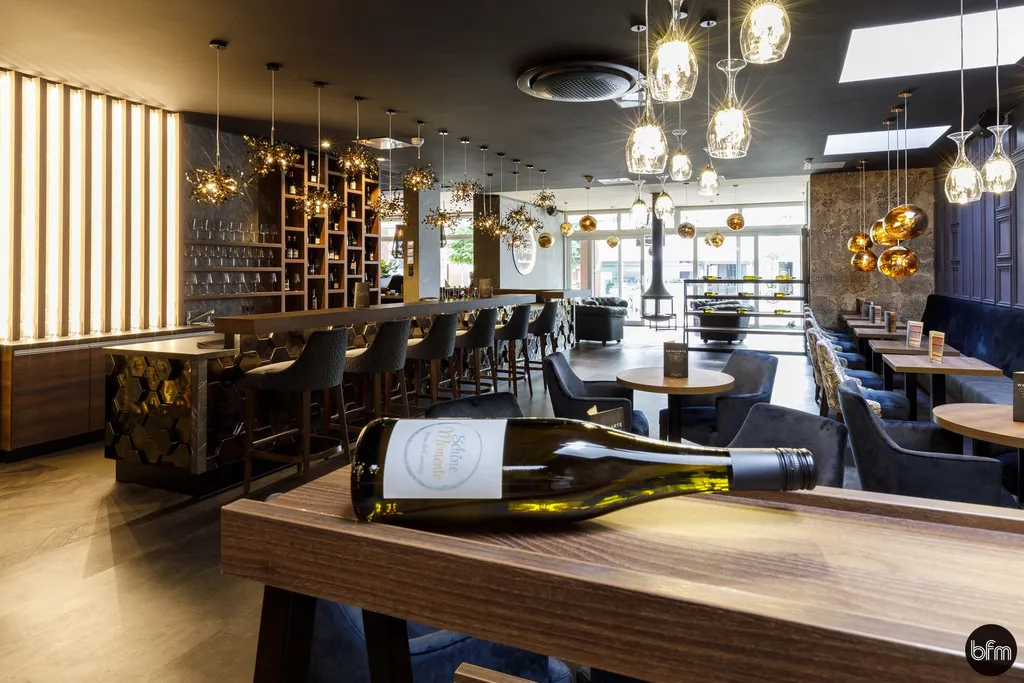 Weinflasche auf dem Holztisch in der Weinbar