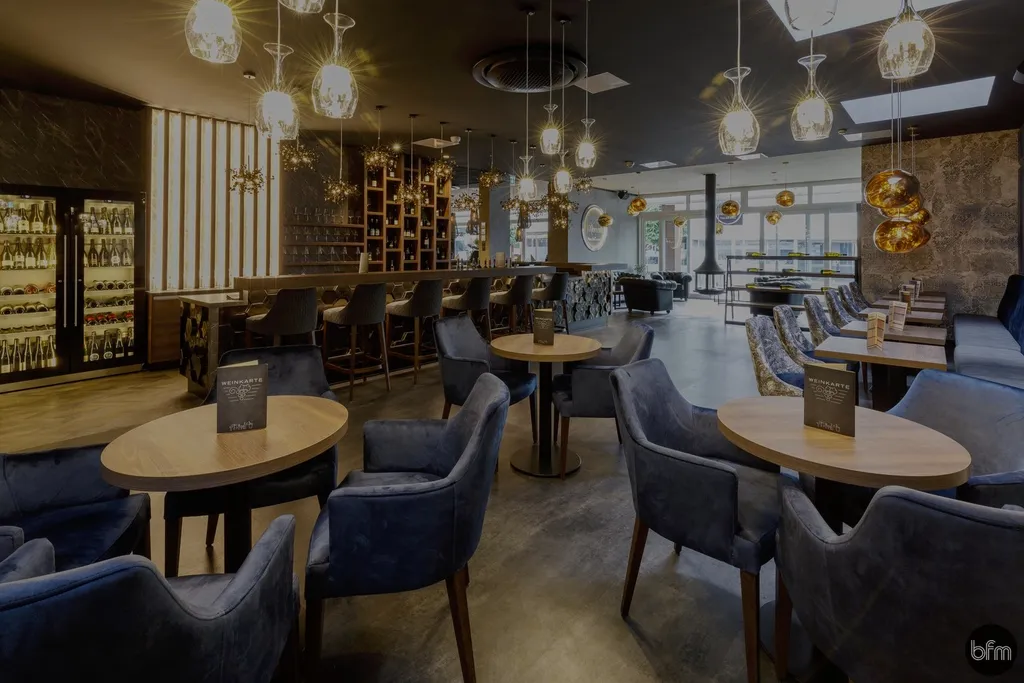 Lounge-Bereich der Weinbar mit Samtsesseln