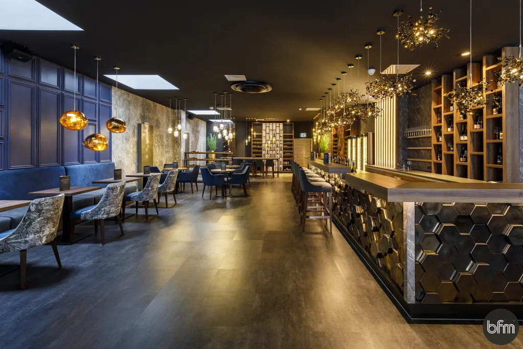 Blick durch die Weinbar auf die Theke