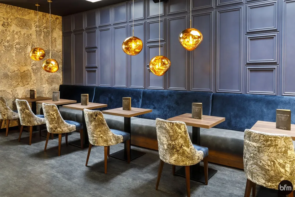 Sitzbank und Tisch in der Weinbar