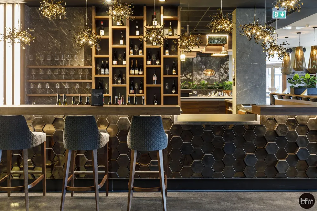 Theke der Weinbar mit Weinregal